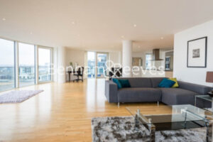 2 bed flat to rent in Canary Wharf